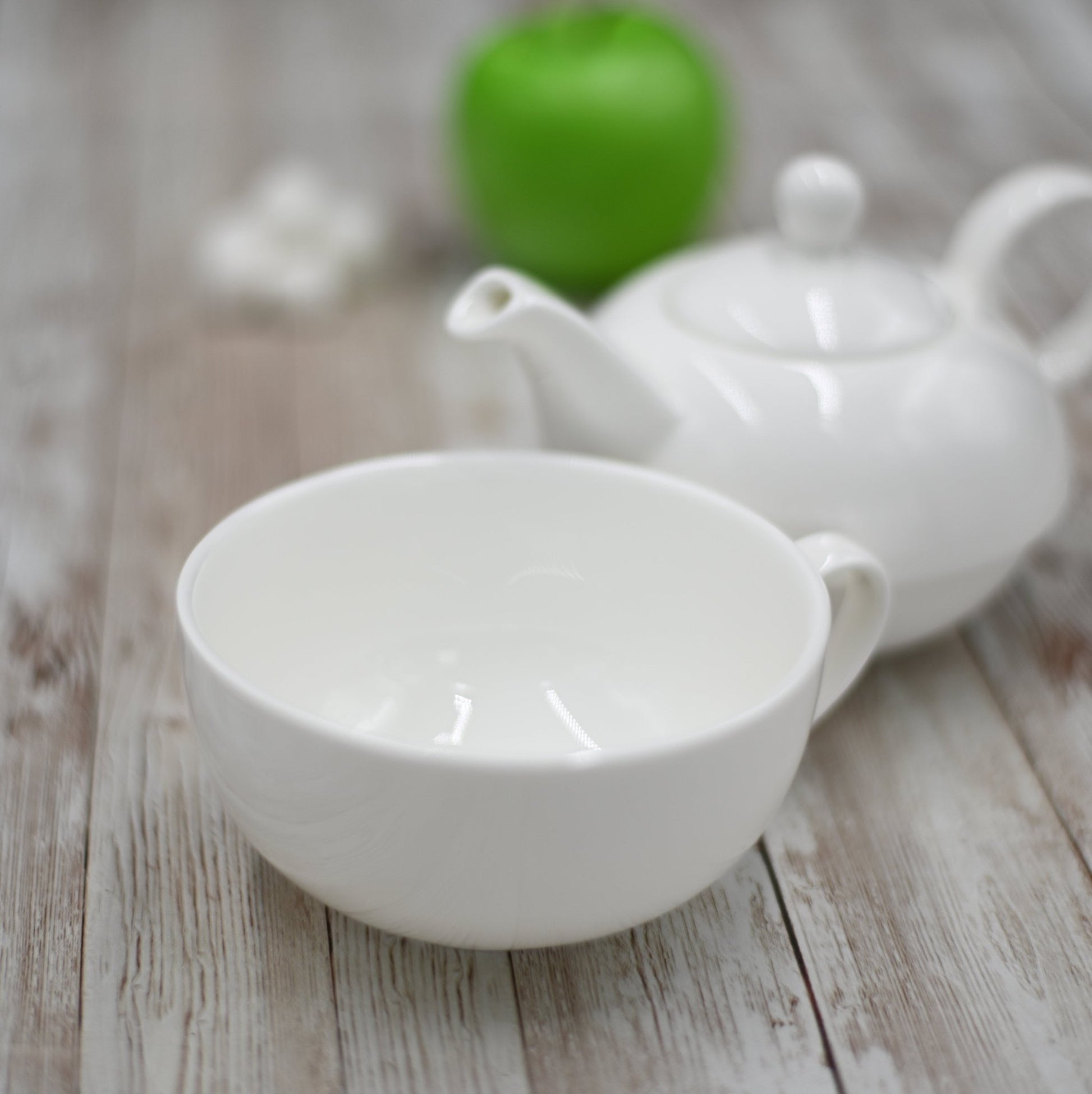White Set: Teapot 13 Oz | 375 Ml & Cup 11 Oz | 340 Ml by Wilmax Porcelain Leaves of Leisure